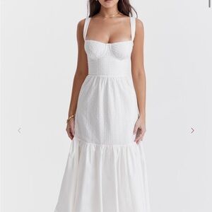 Elegant White Sleeveless Dress